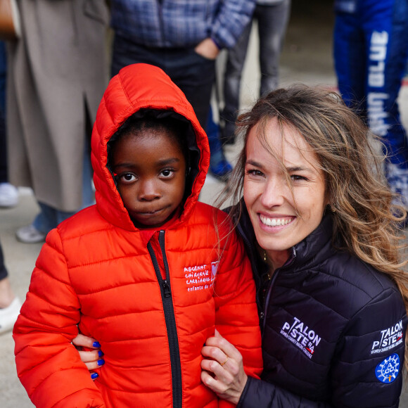 Une jolie victoire qui lui a donné le sourire !
Exclusif - Elodie Fontan (pour l'association Mécénat Chirurgie Cardiaque) avec la petite Gloria lors de la 4ème édition du challenge automobile caritatif "Talon Piste" sur le circuit Bugatti au Mans le 19 mars 2023. Après 3 ans de succès, plus de 50 000 euros de dons reversés aux associations... le célèbre challenge automobile caritatifféminin est revenu pour une fantastique 4ème édition au Mans. Des personnalités féminines relèvent un défi inédit en pilotantau profit d'associations caritatives accompagnées d'un coach reconnu. 3 000 euros seront directement versés à l'association de chaque ambassadrice, le reste étant cumulé et réparti pour les 3 associations du podium. Par exemple, pour 20 équipages engagés : au moins 10 000 euros pour la première place, 6 000 euros pour la seconde et 4 000 euros pour la troisième. Et 10 euros reversés au profit des associations sur chaque entrées visiteurs. Les gagnantes de l'édition 2023 : Justine Dupont, 1ère place pour l'association Fédération Nationale Solidarité Femmes Caterina Murino 2 ème place en Aston Martin pour Amref Health Africa Clara Marz, 3ème place sur McLaren pour Imagine for Margo. plus de 8000 euros de dons vont être distribués aux associations. © Anne-Sophie Guebey / Bestimage 