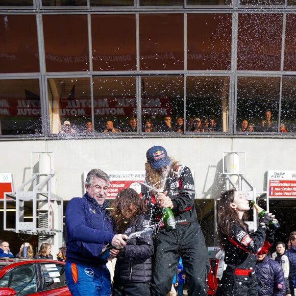 Exclusif - Caterina Murino (pour l'association Amref Health Africa), Justine Dupont (pour l'association Fédération nationale solidarité femmes) et Clara Marz (pour l'association Imagine for Margo) lors de la 4ème édition du challenge automobile caritatif "Talon Piste" sur le circuit Bugatti au Mans le 19 mars 2023. Après 3 ans de succès, plus de 50 000 euros de dons reversés aux associations... le célèbre challenge automobile caritatifféminin est revenu pour une fantastique 4ème édition au Mans. Des personnalités féminines relèvent un défi inédit en pilotantau profit d'associations caritatives accompagnées d'un coach reconnu. 3 000 euros seront directement versés à l'association de chaque ambassadrice, le reste étant cumulé et réparti pour les 3 associations du podium. Par exemple, pour 20 équipages engagés : au moins 10 000 euros pour la première place, 6 000 euros pour la seconde et 4 000 euros pour la troisième. Et 10 euros reversés au profit des associations sur chaque entrées visiteurs. Les gagnantes de l'édition 2023 : Justine Dupont, 1ère place pour l'association Fédération Nationale Solidarité Femmes Caterina Murino 2 ème place en Aston Martin pour Amref Health Africa Clara Marz, 3ème place sur McLaren pour Imagine for Margo. plus de 8000 euros de dons vont être distribués aux associations. © Anne-Sophie Guebey / Bestimage 