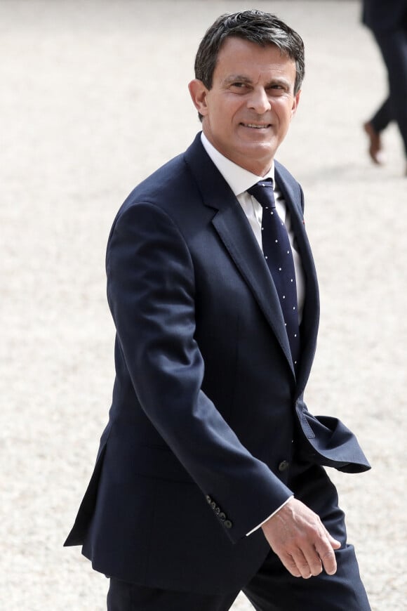 Manuel Valls arrive au palais présidentiel de l'Élysée, à Paris, le 7 mai 2022, pour assister à la cérémonie d'investiture d'Emmanuel Macron comme président français, suite à sa réélection le 24 avril dernier © Stéphane Lemouton/Bestimage