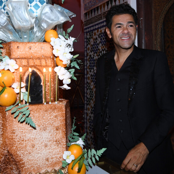 Pour l'heure, on ne connaît pas la date de reprogrammation
Exclusif - Jamel Debbouze avec le gateau pour célébrer les 10 ans du "Marrakech du Rire" à l'after-party de la soirée du grand gala du "Marrakech du Rire 2022" pour la 10ème édition à l'hôtel Selman de Marrakech, Maroc, le 18 juin 2022. © Rachid Bellak/Bestimage