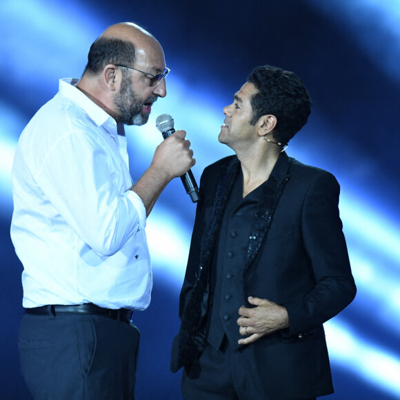 Exclusif - Kad Merad et Jamel Debbouze lors de la soirée du grand gala du "Marrakech du Rire 2022" pour la 10ème édition au palais El Badiî à Marrakech, Maroc, le 18 juin 2022. © Rachid Bellak/Bestimage