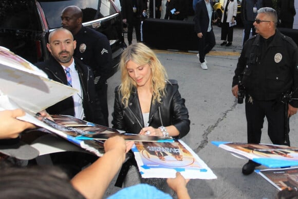 Melanie Laurent signe des autographes lors de la première du film "Murder Mystery 2" à Los Angeles, le 28 mars 2023. 