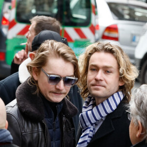 Sa famille était présente, parmi elle, ses deux petits-fils Aurélien et Arthur Raynal.
Arthur et Aurélien Raynal petits-fils de Marion Game - Obsèques de Marion Game en l'église Saint Roch à Paris le 31 mars 2023. © Christophe Clovis / Bestimage