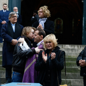 Virginie Ledieu, la fille de Marion Game, Aurélien Raynal petit-fils de Marion Game et Arthur Raynal petits-fils de Marion Game - Sortie des obsèques de Marion Game en l'église Saint Roch à Paris, France, le 31 mars 2023. © Christophe Clovis/Bestimage