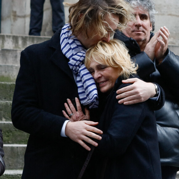 Virginie Ledieu, la fille de Marion Game et Aurélien Raynal petit-fils de Marion Game - Sorties des obsèques de Marion Game en l'église Saint Roch à Paris, France, le 31 mars 2023. © Christophe Clovis/Bestimage