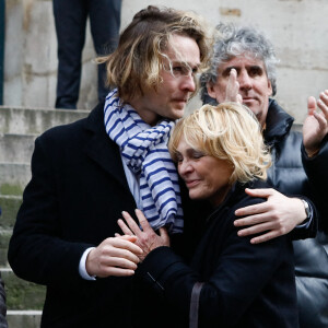 Virginie Ledieu, la fille de Marion Game et Aurélien Raynal petit-fils de Marion Game - Sorties des obsèques de Marion Game en l'église Saint Roch à Paris, France, le 31 mars 2023. © Christophe Clovis/Bestimage