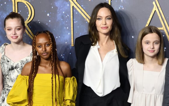Maman de six enfants, l'actrice américaine est également investie dans de nombreuses associations humanitaires. 
Angelina Jolie et ses filles Shiloh, Zahara et Vivienne au photocall de la projection du film Eternals (Les Eternels) au BFI Imax à Londres le 27 octobre 2021. 