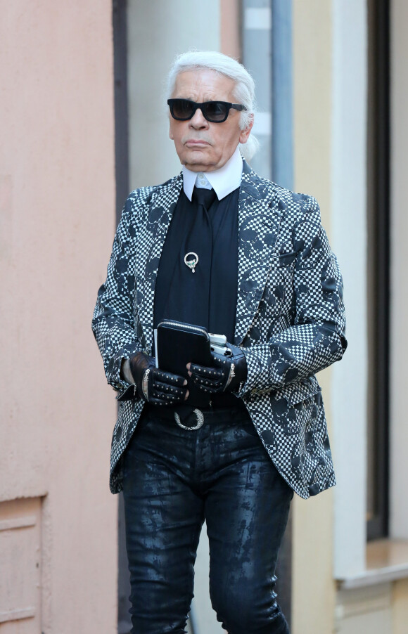 Karl Lagerfeld et Sebastien Jondeau, son assistant et maintenant sa nouvelle muse, se promenent dans les rues de Saint Tropez, le 1er aout 2013.