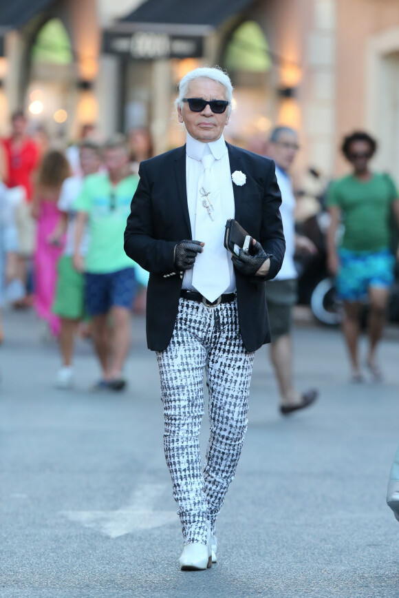 Karl Lagerfeld chez Senequier - Karl Lagerfeld se promene dans les rues de Saint Tropez le 31 juillet 2013. 