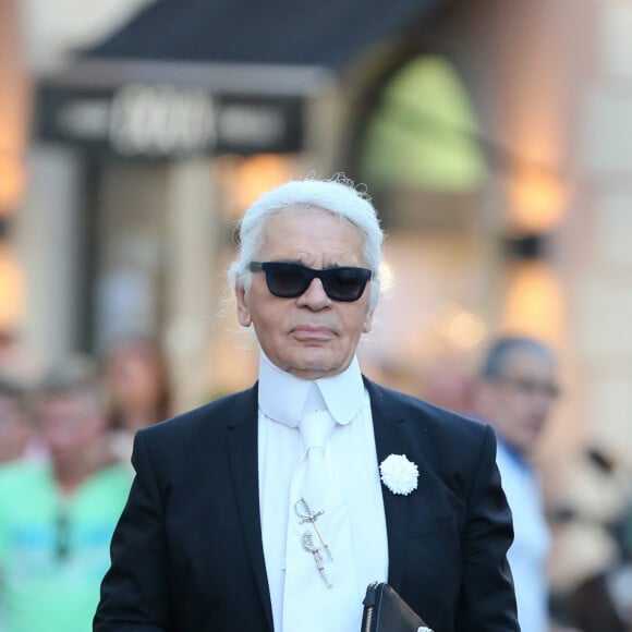 Karl Lagerfeld chez Senequier - Karl Lagerfeld se promene dans les rues de Saint Tropez le 31 juillet 2013. 