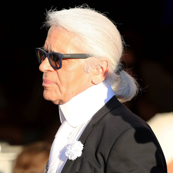 Karl Lagerfeld chez Senequier - Karl Lagerfeld se promene dans les rues de Saint Tropez le 31 juillet 2013. 