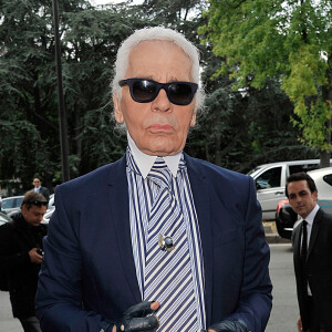 Karl Lagerfeld arrive au defile Dior Hommes printemps ete 2014 au Tennis Club de Paris le 29 juin 2013 