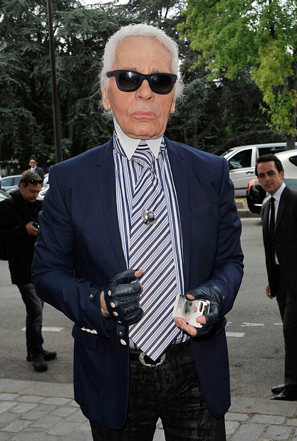 Karl Lagerfeld arrive au defile Dior Hommes printemps ete 2014 au Tennis Club de Paris le 29 juin 2013 