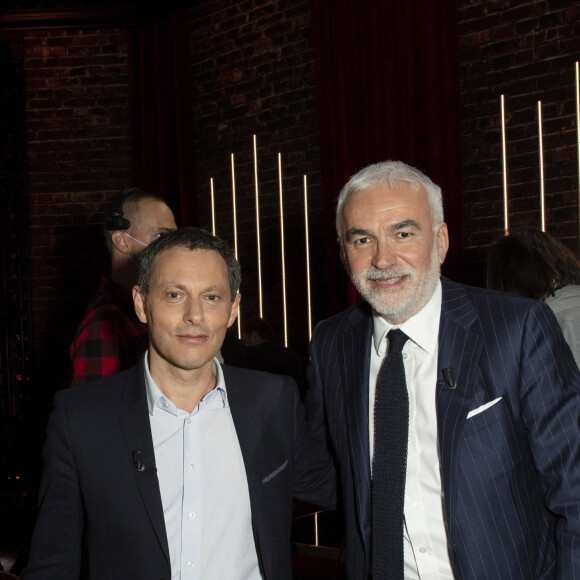 (Info : Yves Calvi positif au covid-19, les présentateurs présents à la spéciale de Laurent Ruquier sont tous cas contact) - Exclusif - Marc-Olivier Fogiel et Pascal Praud - Backstage de l'enregistrement de l'émission "On Est En Direct" (OEED), Spéciale 100 ans de la radio, présentée par L.Ruquier, diffusée sur France 2 le 8 mai © Jack Tribeca / Bestimage 