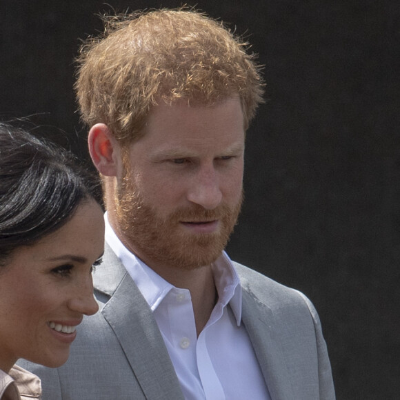 Le prince Harry, duc de Sussex et Meghan Markle, duchesse de Sussex lors de leur visite de l'exposition commémorative de la naissance de Nelson Mandela au centre Southbank à Londres le 17 juillet 2018 