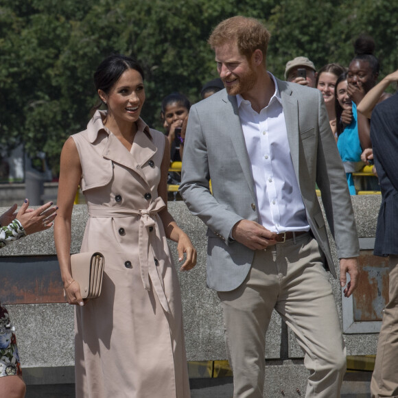 Le prince Harry, duc de Sussex et Meghan Markle, duchesse de Sussex lors de leur visite de l'exposition commémorative de la naissance de Nelson Mandela au centre Southbank à Londres le 17 juillet 2018 