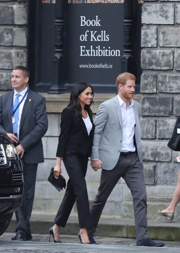 Le prince Harry, duc de Sussex et sa femme Meghan Markle, duchesse de Sussex saluent la foule lors de leur visite au collège de la trinité à Dublin le 11 juillet 2018 