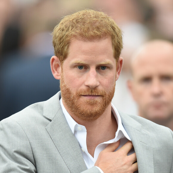 Le prince Harry, duc de Sussex et sa femme Meghan Markle, duchesse de Sussex saluent la foule lors de leur visite au collège de la trinité à Dublin le 11 juillet 2018 