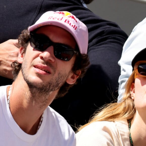 Constance Jablonski et son compagnon Matthias Dandois dans les tribunes des internationaux de France de Roland Garros à Paris le 1er juin 2022. © Cyril Moreau - Dominique Jacovides/Bestimage 