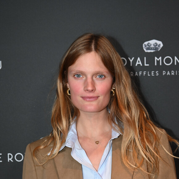 Constance Jablonski enceinte au II Carparccio pour fêter le premier anniversaire du restaurant nouvellement étoilé de l'hôtel Le Royal Monceau Raffles Paris le 19 septembre 2022. © Rachid Bellak/Bestimage 