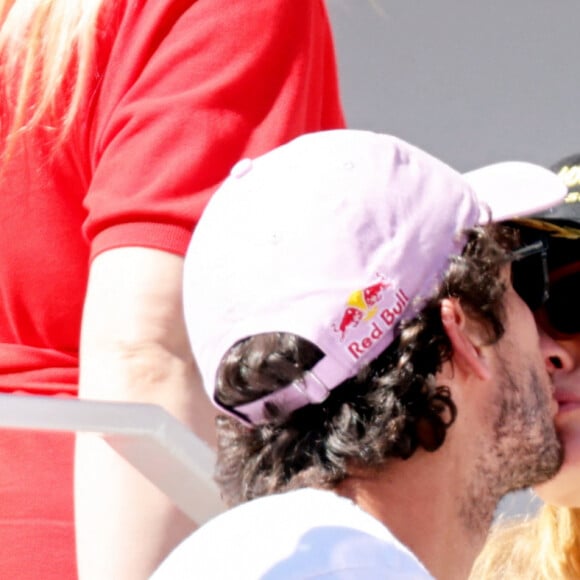 Constance Jablonski et son compagnon Matthias Dandois dans les tribunes des internationaux de France de Roland Garros à Paris le 1er juin 2022. © Cyril Moreau - Dominique Jacovides/Bestimage 
