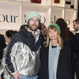 Plusieurs personnalités ont fait le déplacement à Paris pour l'inauguration d'un nouveau pop-up store baptisé Amäy.
Axelle Laffont et son compagnon Romain Sichez lors de l'inauguration du premier pop up store Amäy organisé par yourBond.shop à Paris. © Pierre Perusseau / Bestimage