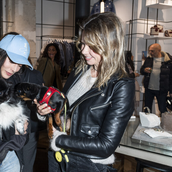 Romane Serda, Fanny Valette et leur chien lors de l'inauguration du premier pop up store Amäy organisé par yourBond.shop à Paris le 4 avril 2023. © Pierre Perusseau / Bestimage