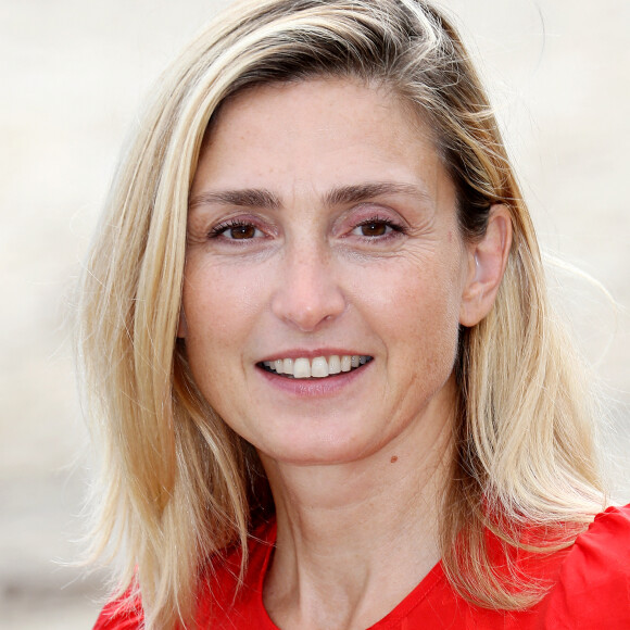 Ilona Bachelier, Vassili Schneider, Julie Gayet - Photocall de "L'histoire d'Annette Zelman" lors de la 24ème édition du Festival de la Fiction TV de La Rochelle. Le 14 septembre 2022 © Patrick Bernard / Bestimage