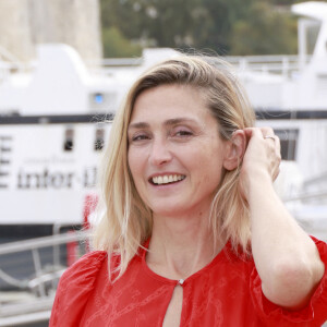 Une tradition particulière, qu'elle compte bel et bien transmettre à ses petits-enfants. Elle a d'ailleurs tout prévu : "Je mets des bouteilles de côté. Des blancs, des bourgognes, des rouges, des bordeaux, des champagnes...".
Julie Gayet - Photocall de "L'histoire de Annette Zelman" lors de la 24ème édition du Festival de la Fiction TV de La Rochelle. Le 14 septembre 2022 © Christophe Aubert via Bestimage