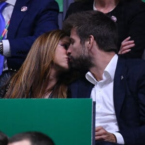 Shakira et son compagnon Gérard Piqué s'embrassent tendrement dans les tribunes de la finale de la Coupe Davis à Madrid, le 24 novembre 2019. 