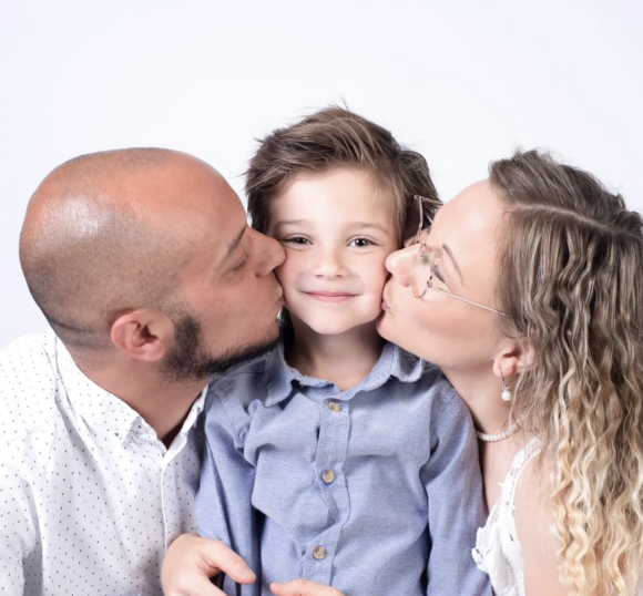 Louise et Kevin Orgeval avec l'un de leurs fils