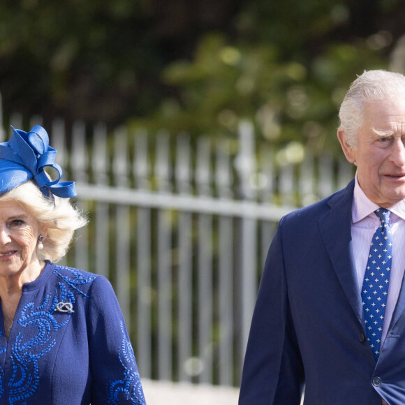 Le roi doit se ménager et se reposer en vue du jour J, durant lequel l'archevêque de Canterbury aura un peu de beurre à côté de lui pour faire passer labague au cas où...
Le roi Charles III d'Angleterre et Camilla Parker Bowles, reine consort d'Angleterre - La famille royale du Royaume Uni va assister à la messe de Pâques à la chapelle Saint Georges au château de Windsor, le 9 avril 2023. 