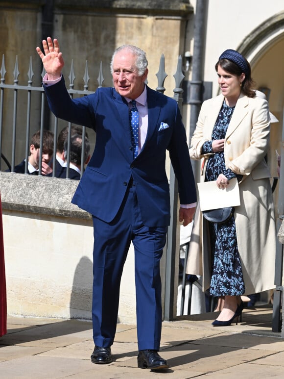 Le roi Charles III d'Angleterre - La famille royale du Royaume Uni quitte la chapelle Saint George après la messe de Pâques au château de Windsor le 9 avril 2023. 