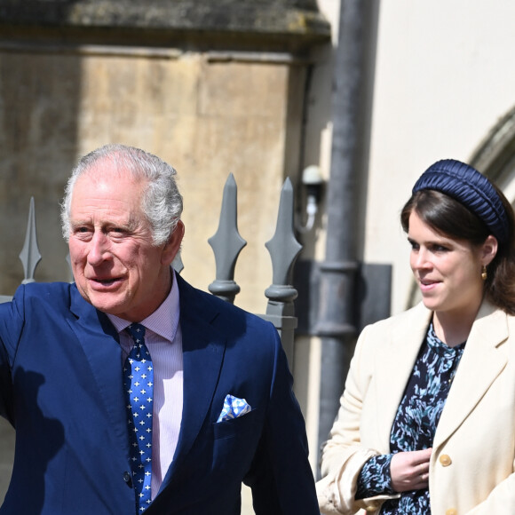 Le roi Charles III d'Angleterre - La famille royale du Royaume Uni quitte la chapelle Saint George après la messe de Pâques au château de Windsor le 9 avril 2023. 