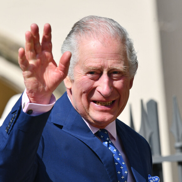 Ses doigts peuvent se mettre à gonfler en raison du stress
Le roi Charles III d'Angleterre - La famille royale du Royaume Uni arrive pour assister à la messe de Pâques à la chapelle Saint Georges au château de Windsor, le 9 avril 2023. 