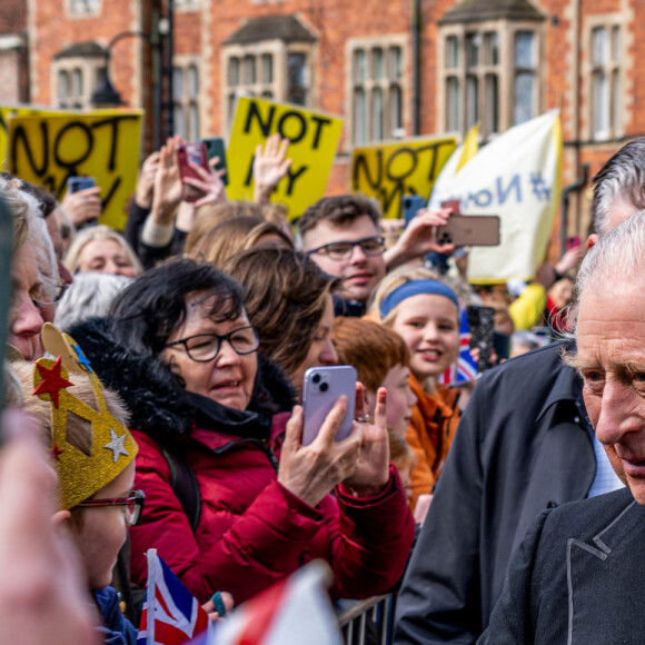 Le roi Charles III d'Angleterre et Camilla Parker Bowles, reine consort d'Angleterre, à la rencontre des habitants d'York, après le Royal Maundy Service à la cathédrale de Saint Pierre, le 6 avril 2023. Selon la tradition, le roi a distribué cérémonieusement de petites pièces d'argent appelées "Maundy money", comme aumône symbolique aux personnes âgées. 