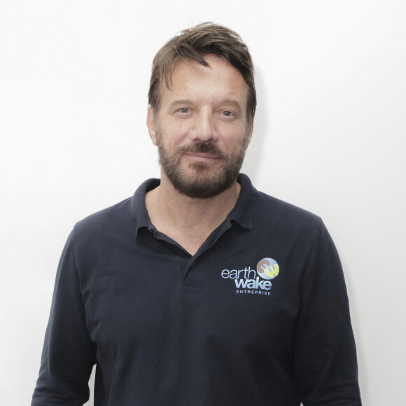 Ces souvenirs sont en partie liés à la météo capricieuse de la montagne mais aussi à des conditions très extrêmes.
Exclusif - Samuel Le Bihan lors de la présentation de la société (et association) Earth Wake à Avignon, dont il est le co-fondateur. Le 25 octobre 2022. Acteur dans la série Alex Hugo, qui est revenue sur France 3 avec la saison 8, Samuel Le Bihan est très engagé, que ce soit auprès de sa fille Angia atteinte d'autisme, ou dans la protection de l'environnement avec Earthwake. Les membres fondateurs d'Earthwake sont partis de l'idée qu'en redonnant de la valeur au déchet plastique, on incitait à sa collecte. Ils se sont ainsi intéressés à la pyrolyse, un procédé chimique qui permet de ramener les plastiques à leur état d'origine: le pétrole. Après plusieurs années de R&D, l'équipe d'Earthwake a proposé un premier modèle de pyrolyseur low-tech, autosuffisant et mobile, capable de transformer les déchets plastiques en carburant: la Chrysalis. © Jack Tribeca / Bestimage