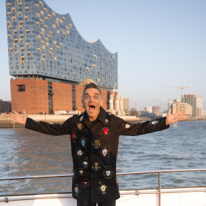 Robbie Williams pose devant la Philharmonie de l'Elbe à Hambourg, le 14 novembre 2022.
