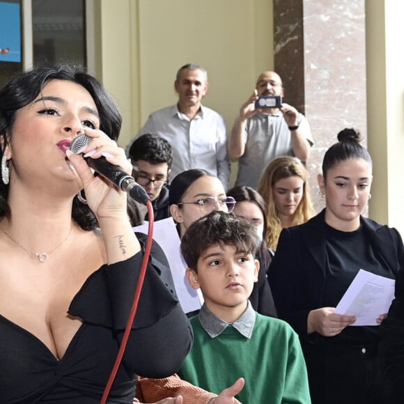 "Toutes mes pensées sont tournées vers la rue Tivoli à Marseille, écrit-il. De tout coeur avec les victimes, leurs familles et leurs proches. Et une fois de plus, merci aux pompiers et aux secours pour leur courage et leur réactivité dans cette tragédie."
Patrick Bruel rencontre des jeunes issus de la diversité, dans le cadre du programme "Une étoile, un destin", à Koekelberg près de Bruxelles, le 30 mars 2023.