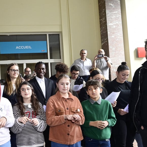 Patrick Bruel rencontre des jeunes issus de la diversité, dans le cadre du programme "Une étoile, un destin", à Koekelberg près de Bruxelles, le 30 mars 2023.