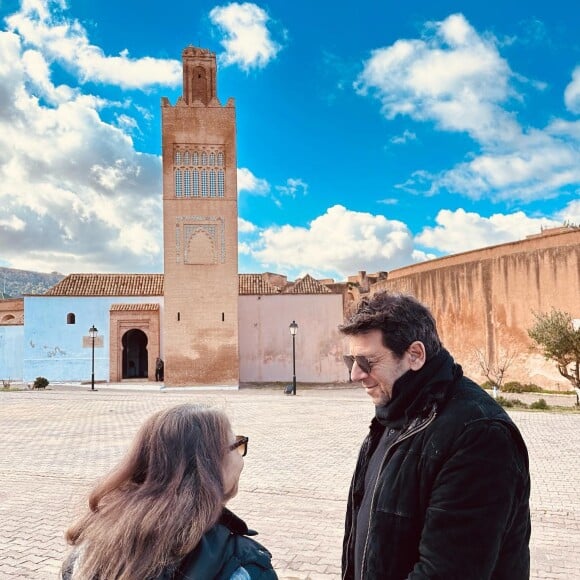 Parmi la multitude d'hommages rendus aux habitants de Marseille, on retrouve celui de Patrick Bruel.
Patrick Bruel et sa maman lors d'un séjour en Algérie. Le 3 février 2023.