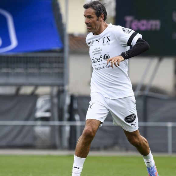 Robert Pirès a également fait le déplacement pour ce match qui a permis de récolter 10 000 euros pour l'UNICEF
 
Robert Pires lors du match de football caritatif pour l'UNICEF opposant la Team Unicef face à la Team Bourg-en-Bresse au stade Jean Laville à Bourg-en-Bresse, France, le 10 avril 2023. L'UNICEF a récolté 10 000€ devant plus de 4000 spectateurs.© Pierre Perusseau/Bestimage