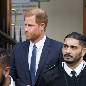 Le prince Harry, duc de Sussex, à la sortie du procès contre l'éditeur du journal "Daily Mail" à la Haute Cour de Londres, le 27 mars 2023. Parmi les plaignants, accusant le quotidien d'avoir obtenu des informations illégalement, figurent E.John et L.Hurley. C'est la première apparition du prince depuis la publication de sa biographie "Le Suppléant" en janvier 2023. Invité au couronnement de son père, le prince de 38 ans n'a pas encore rendu officielle sa venue à la cérémonie du 6 mai 2023. 