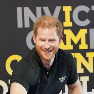 Le prince Harry joue au ping-pong, au 5ème jour des Invictus Games 2020 à La Haye, le 19 avril 2022. 