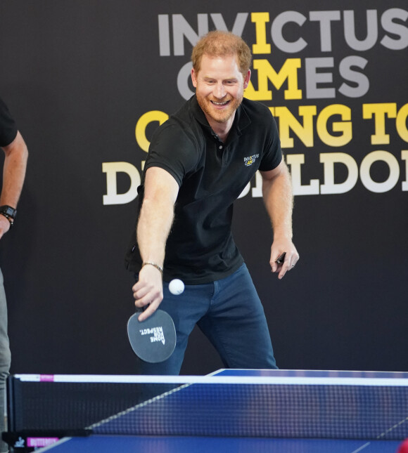 Le prince Harry joue au ping-pong, au 5ème jour des Invictus Games 2020 à La Haye, le 19 avril 2022. 