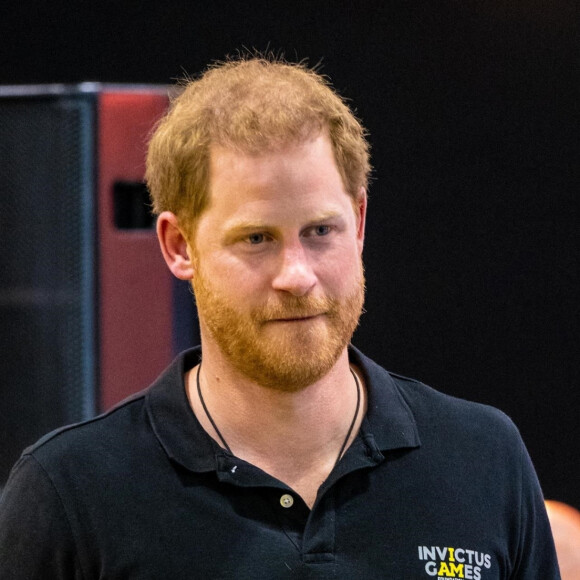 Le prince Harry assiste aux épreuves de natation, au 5ème jour des Invictus Games 2020 à La Haye, le 19 avril 2022. 