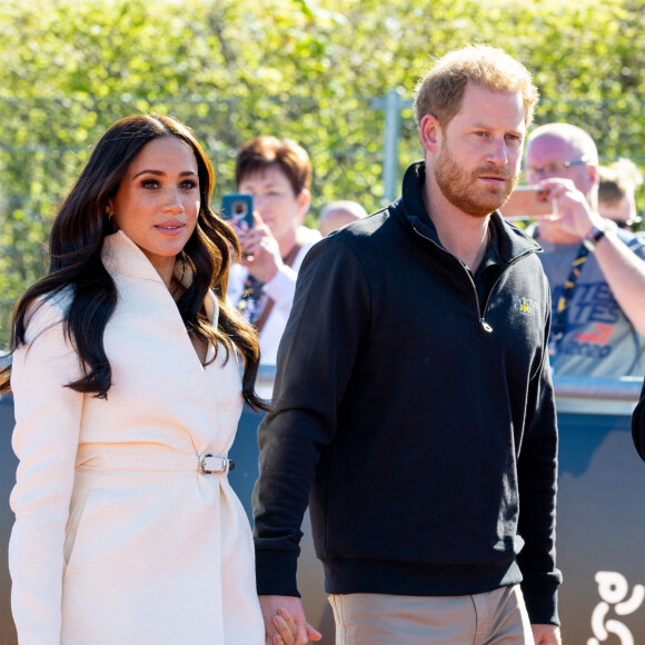 Le prince Harry et Meghan Markle assistent à la finale d'athlétisme, au deuxième jour des Invictus Games 2020 à La Haye, le 17 avril 2022.