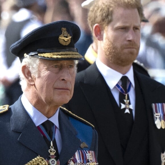 Le prince Harry sera présent au couronnement du roi Charles III
Le roi Charles III d'Angleterre, le prince Harry, duc de Sussex - Procession cérémonielle du cercueil de la reine Elisabeth II du palais de Buckingham à Westminster Hall à Londres. 