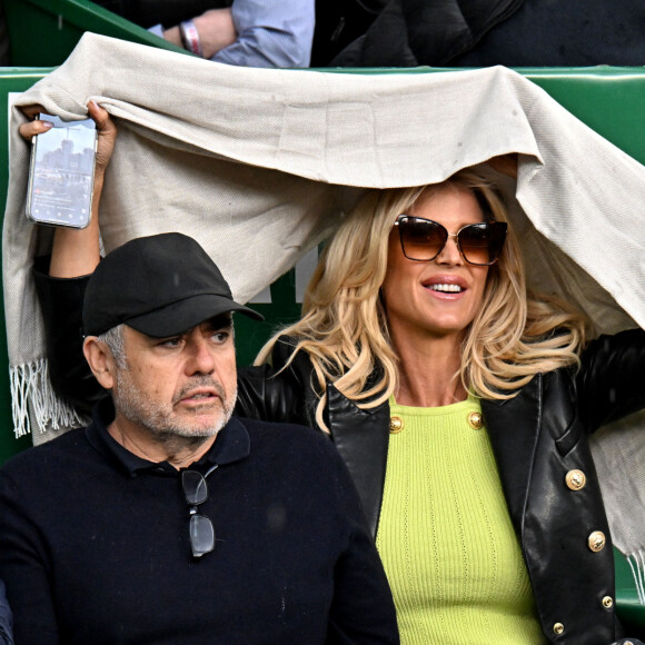 Maurice Dabbah et sa compagne Victoria Silvstedt lors des 8èmes de final du Rolex Monte-Carlo Masters 2023, à Roquebrune-Cap-Martin, France, le 13 avril 2023. © Bruno Bebert/Bestimage