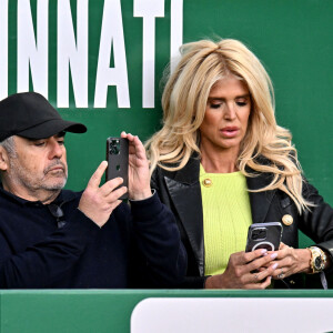 Maurice Dabbah et sa compagne Victoria Silvstedt lors des 8èmes de final du Rolex Monte-Carlo Masters 2023, à Roquebrune-Cap-Martin, France, le 13 avril 2023. © Bruno Bebert/Bestimage